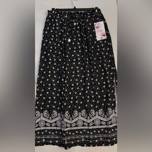 Classic Concepts Black Floral Maxi Skirt (Waist across 15”-23”
Length 36”)